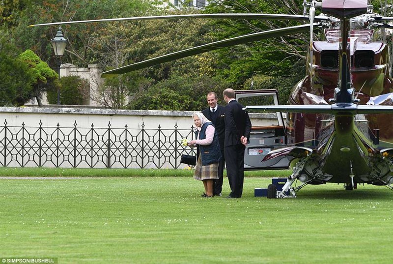 Queen Elizabeth flies in a helicopter to meet Prince Louis