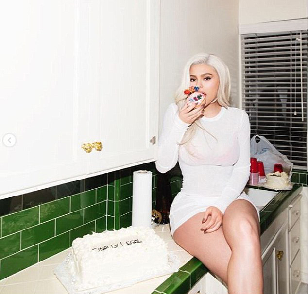 In picutres: Kylie jenner baking cookies with her favorite girl