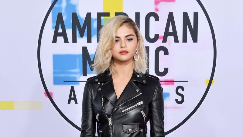 Selena Gomez Goes Blonde for the American Music Awards