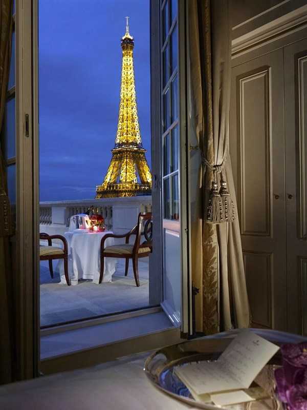 10 Amazing Hotels You Need To Visit Before You Die