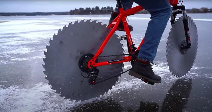 In Video: Man replaces the wheels of his bike with circular saws to pedal on a frozen lake