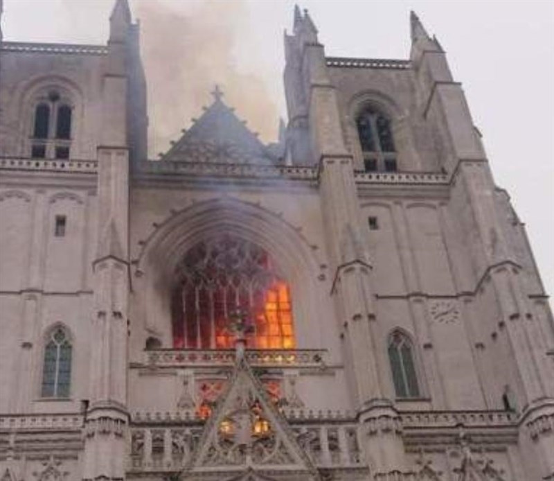 A major fire broke out in a cathedral in the French city of Nantes