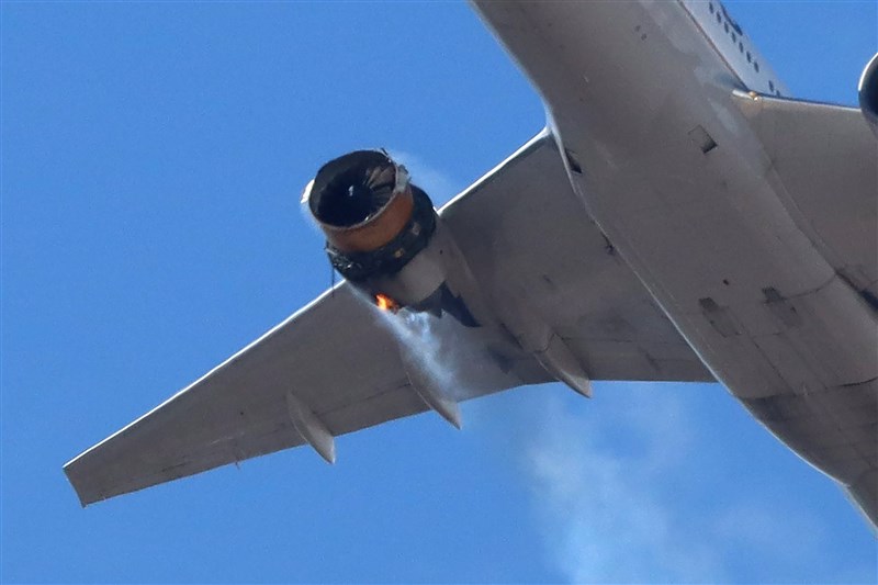 In Video: A plane engine burns and falls in the sky