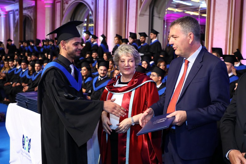 سمو الأمير طلال بن عبد العزيز يرعى حفل تخرج الجامعة العربية المفتوحة  في مركز البيال