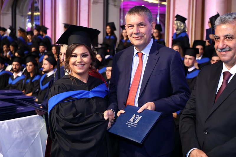 سمو الأمير طلال بن عبد العزيز يرعى حفل تخرج الجامعة العربية المفتوحة  في مركز البيال