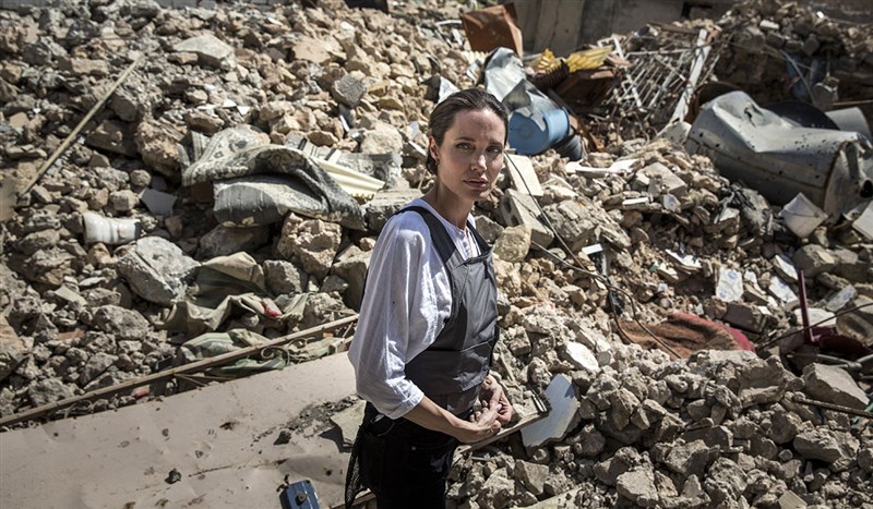 Angelina Jolie visits Iraq while kids spend Father’s Day with Brad