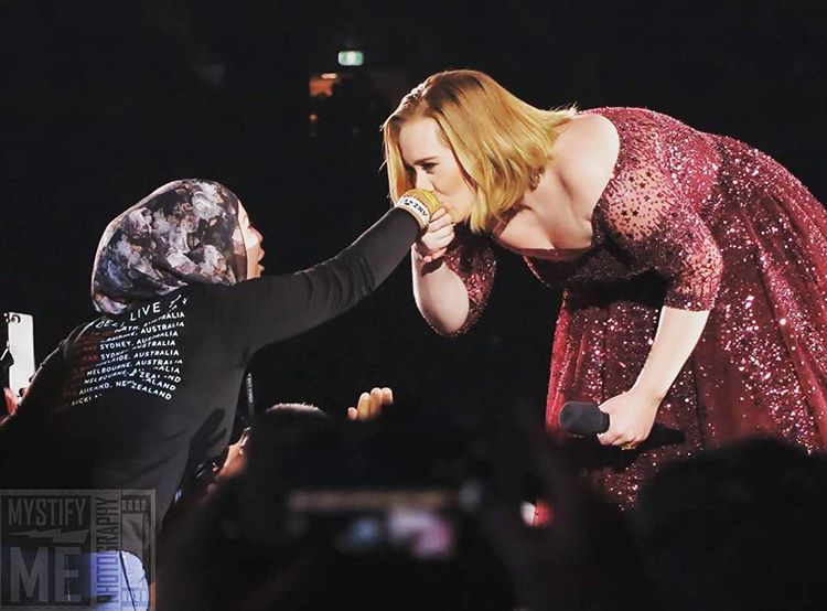 Adele kisses hand of a fan in Sydney