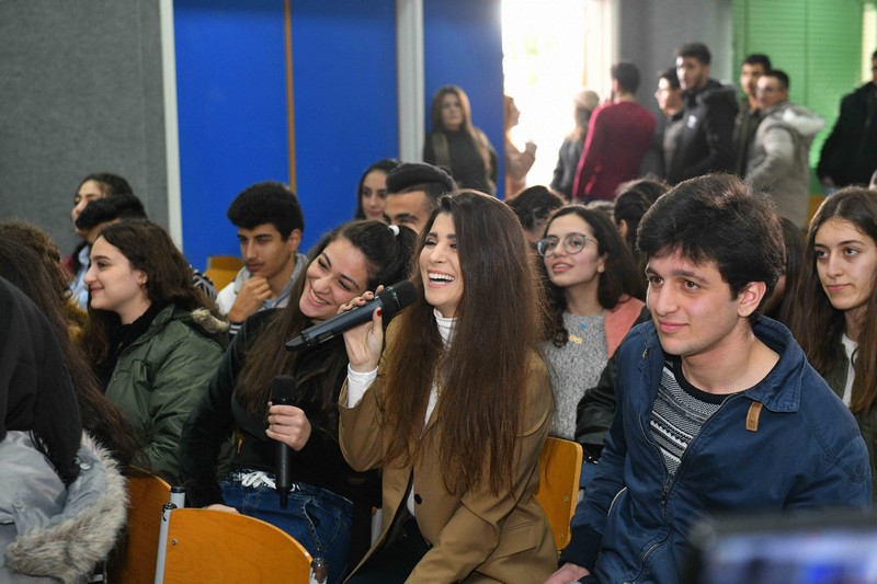 باميلا الكيك وفادي الخطيب يحفزان الطلاب في مسابقة AAA MADRASATI 