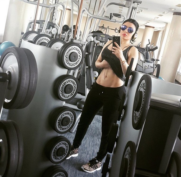Haifa Wehbe shows off rock hard abs during workout