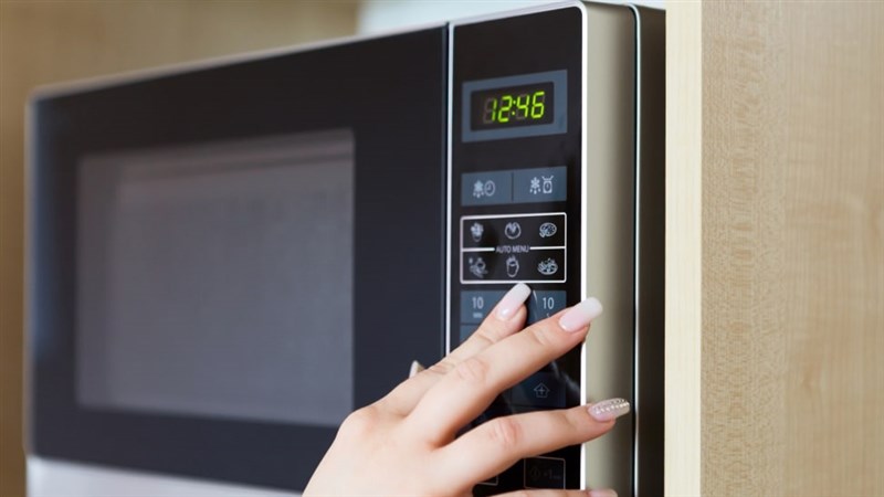 10 things to never put in the microwave