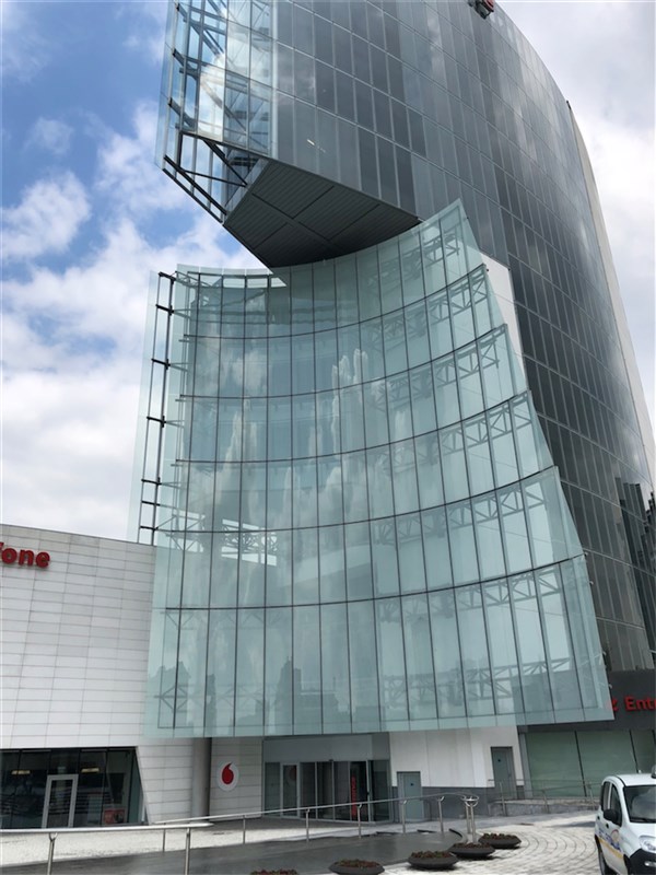 Huawei Experience Store in Europe Wows Guests and Saves Energy
