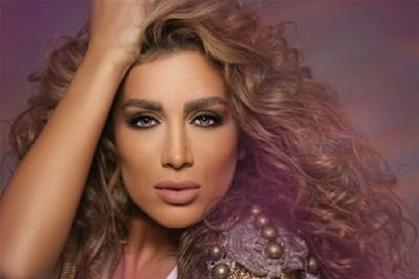 مايا دياب بفستان أحمر شفاف ليلة رأس السنه 