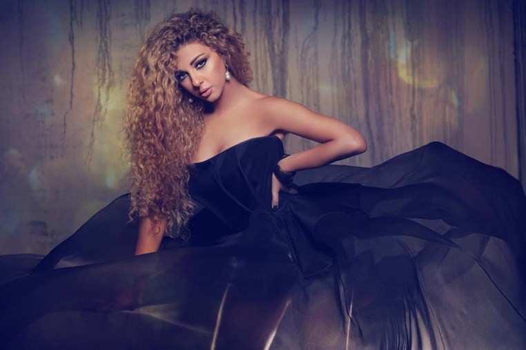 ميريام فارس تطلق العنان لأنوثتها بفستان شفاف