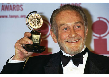 Roy Dotrice, Nimble British Actor Familiar on Both Sides of Atlantic, Dies at 94