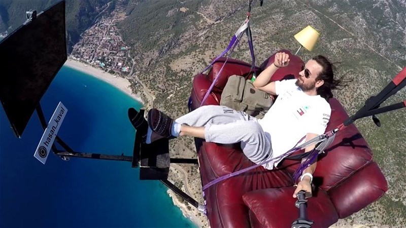 In video : Turkish paratrooper flying with his sofa and watching TV at a height of 1700 meters