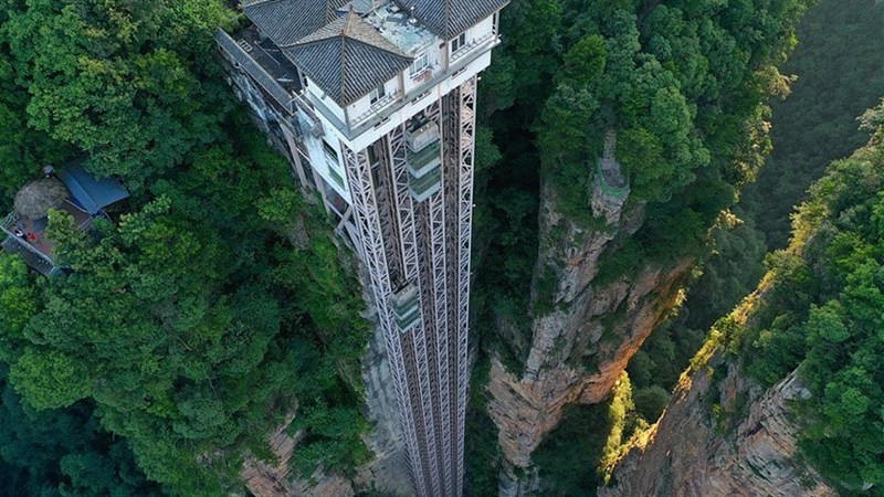In Video: the world's tallest outdoor elevator is back to work After being closed due to Corona