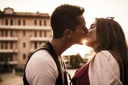 3 Reasons Why People Kiss with Their Eyes Closed 