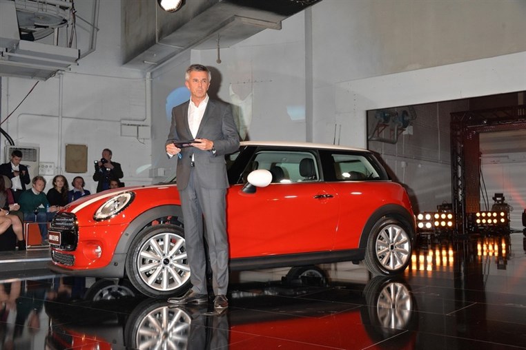 The new MINI. VIPs and fans celebrate a glamorous world premiere in London. 
