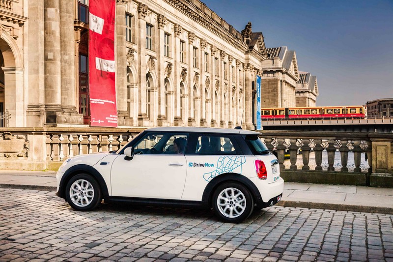 BMW Group and Daimler AG agree to combine mobility services.