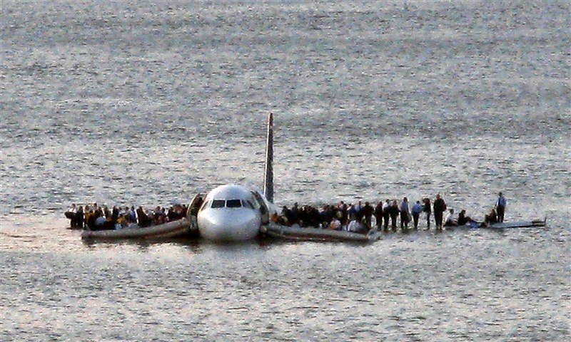 A breathtaking video: a plane lands in the middle of the floods