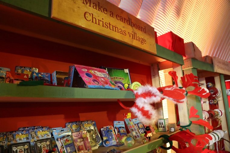 Le Pere Noel installe son atelier a BeitMisk
