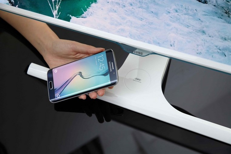 Samsung Electronics Unveils World’s First Wireless Mobile Charging Monitor  