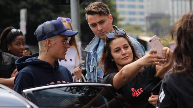 Justin Bieber Tells a Female Fan You Make Me Sick 