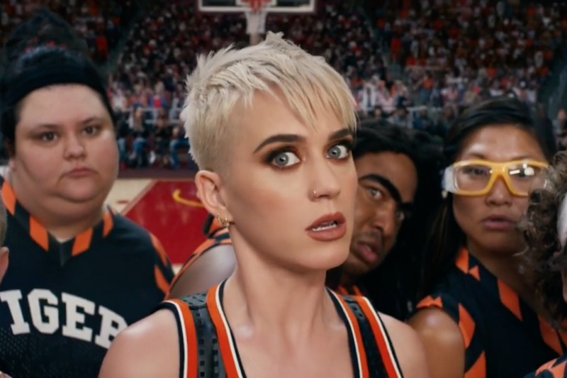 VIDEO: Katy Perry Hits Fan in the Face during her Concert