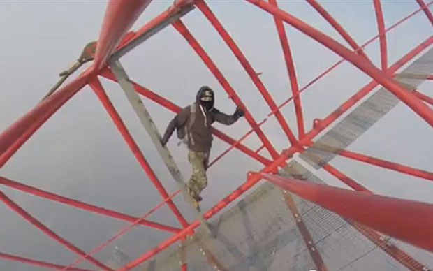 Daredevils scale 128 floor Shanghai Tower without ropes