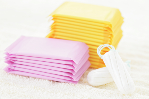 10 Things Every Woman Should Have in Her Purse