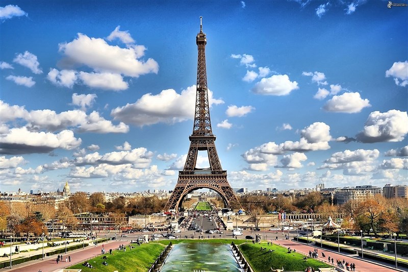 Coronavirus: Paris to shut bars and raise alert to maximum