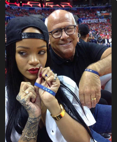Rihannas 25,000 Dollars Selfie With The LAPD