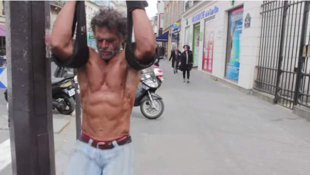 Meet the homeless bodybuilder who works out on the streets of Paris