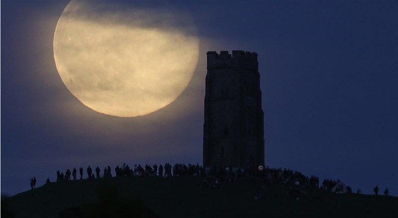 August's rare Super Blue Moon, the biggest full moon of 2023, rises this week