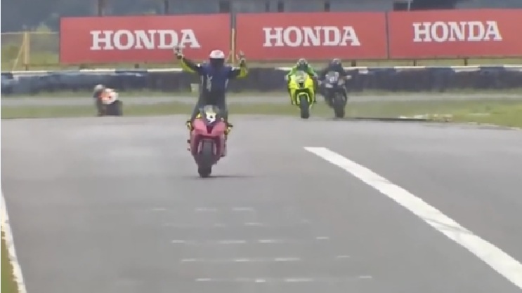 In Video: Motorcyclist celebrates prematurely as he is overtaken in an embarrassing ending