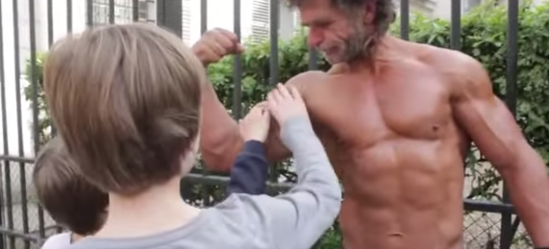 Meet the homeless bodybuilder who works out on the streets of Paris