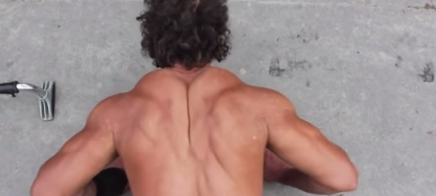 Meet the homeless bodybuilder who works out on the streets of Paris