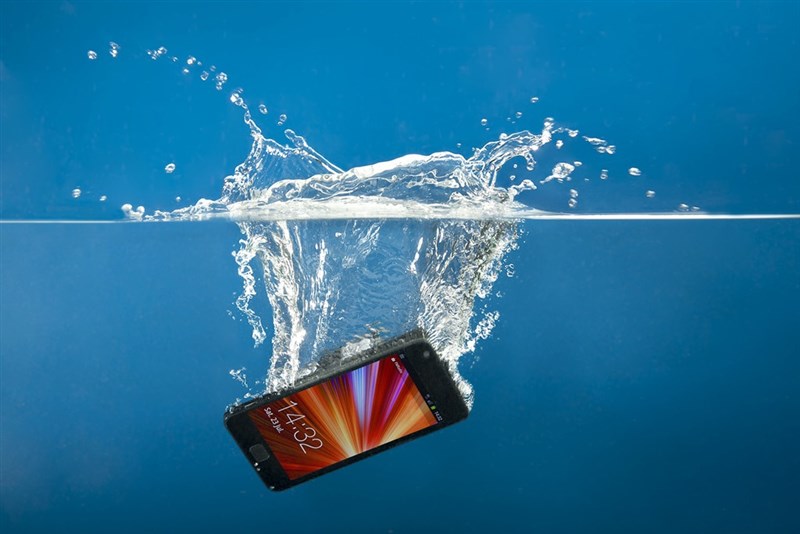 Tips to fix your phone if it has fallen into water