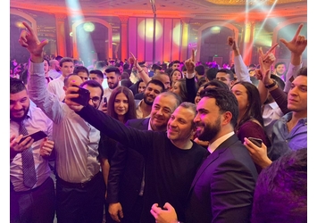 الجمهور ترك مقاعده وحاصر مسرح نادر الأتات في حفل الكريسماس