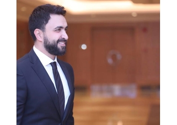 الجمهور ترك مقاعده وحاصر مسرح نادر الأتات في حفل الكريسماس