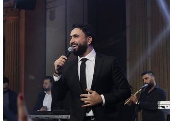 الجمهور ترك مقاعده وحاصر مسرح نادر الأتات في حفل الكريسماس