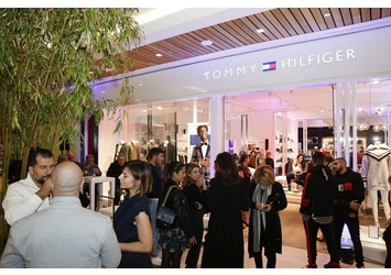 Tommy Hilfiger و  ABC  الاحتفال بعشر سنوات من الأزياء الأميركية العريقة