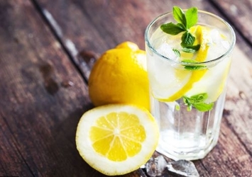 7 Ways Your Body Benefits from Lemon Water