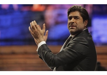 Wael Kfoury dancing on his birthday in the presence of politicians 
