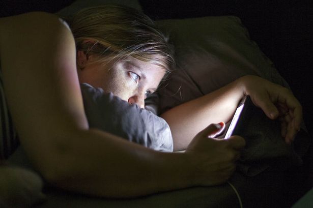 What Happens to our Body When we Look at our Cell Phone Before Going to Sleep