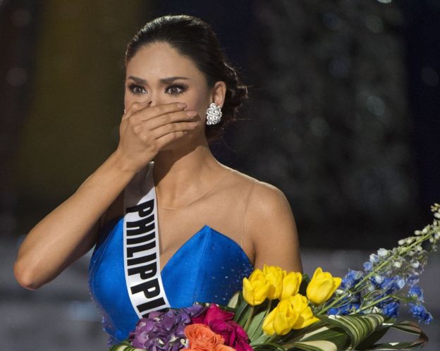 Crown slips as Miss Universe 2015 host announces the name of WRONG woman