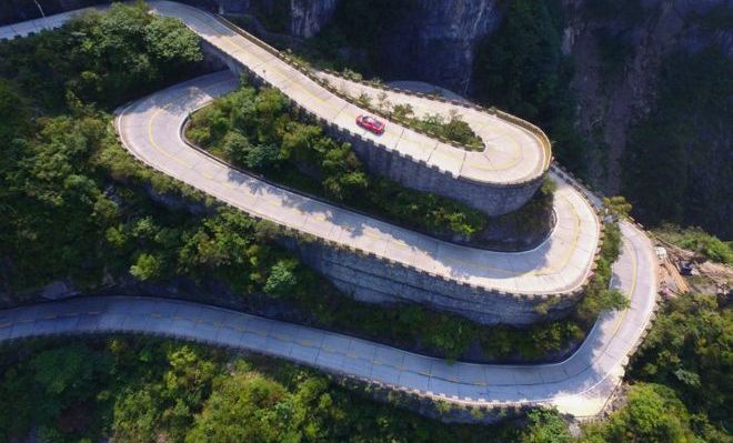 Italian driver races China daredevil road in record time