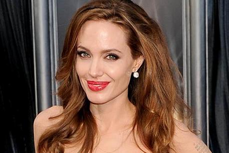  Angelina Jolie To Be Awarded Humanitarian Oscar