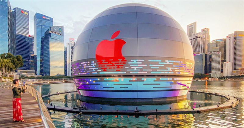 World’s First Floating Apple Store Is Giant Glowing Orb From The Future