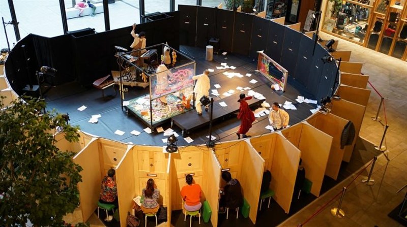In Video: Japanese theatre offers new viewing experience Through the mailbox